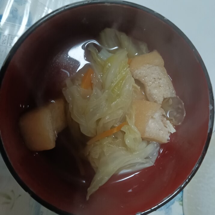 生姜入り、白菜、にんじん、油揚げ入り、和風のスープ